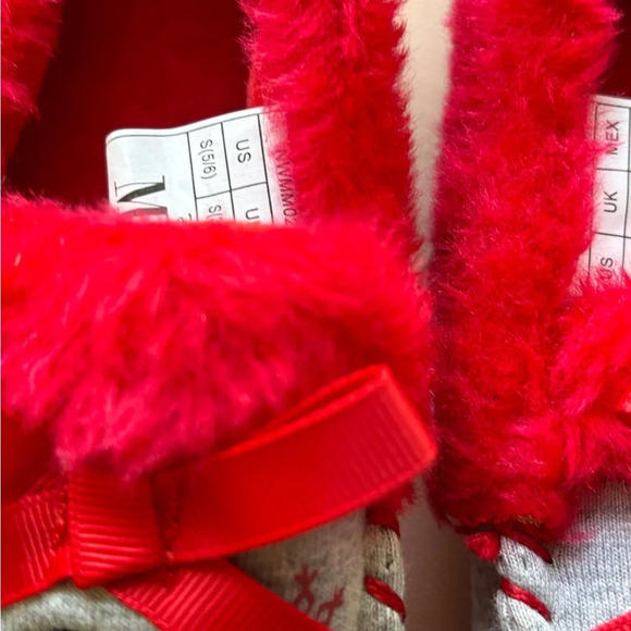 Disney's Christmas Minnie Mouse Women's Moccasin Slippers 5/6 like new - Picture 3 of 8